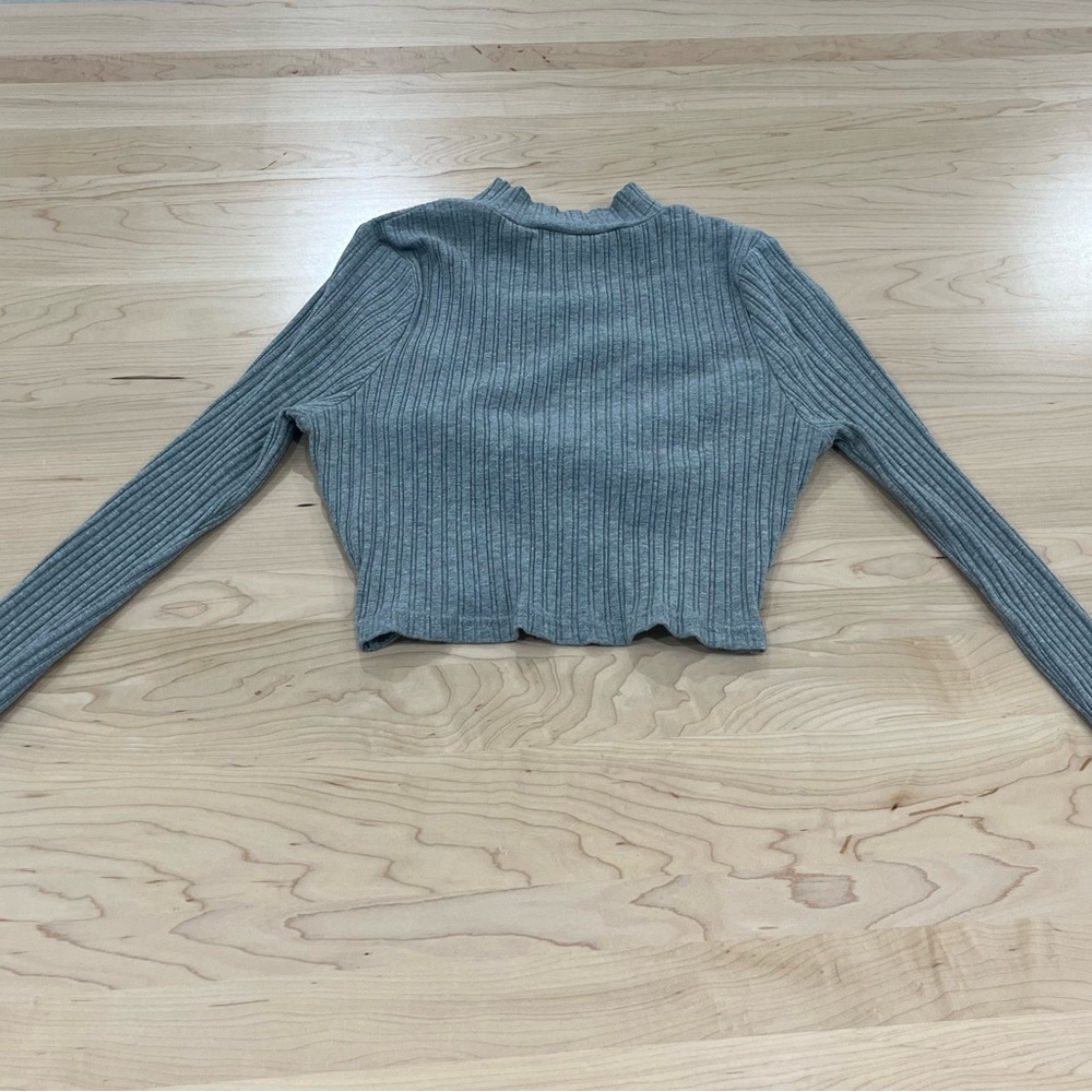 Cropped gray sweater with cut out. Size large. - Picture 3 of 5